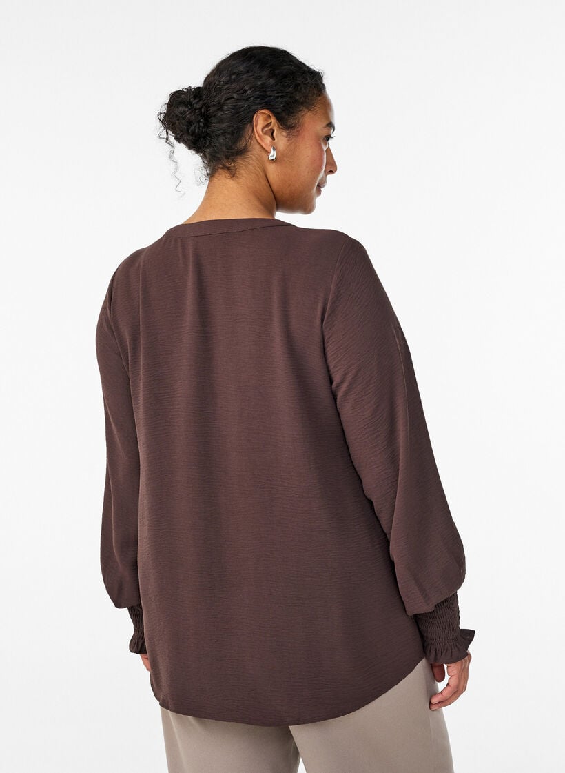 Bluse med smockmansjetter og V-hals, Brun, Model image number 2
