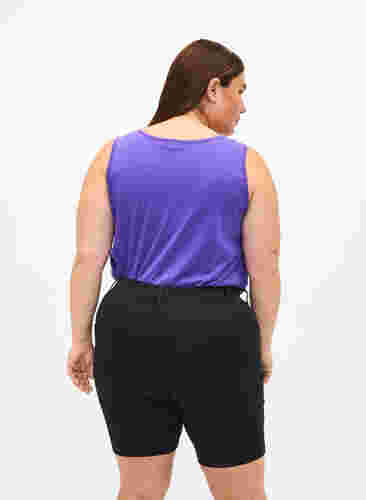 Slim fit Emily shorts med normal midje, Black solid, Model image number 1