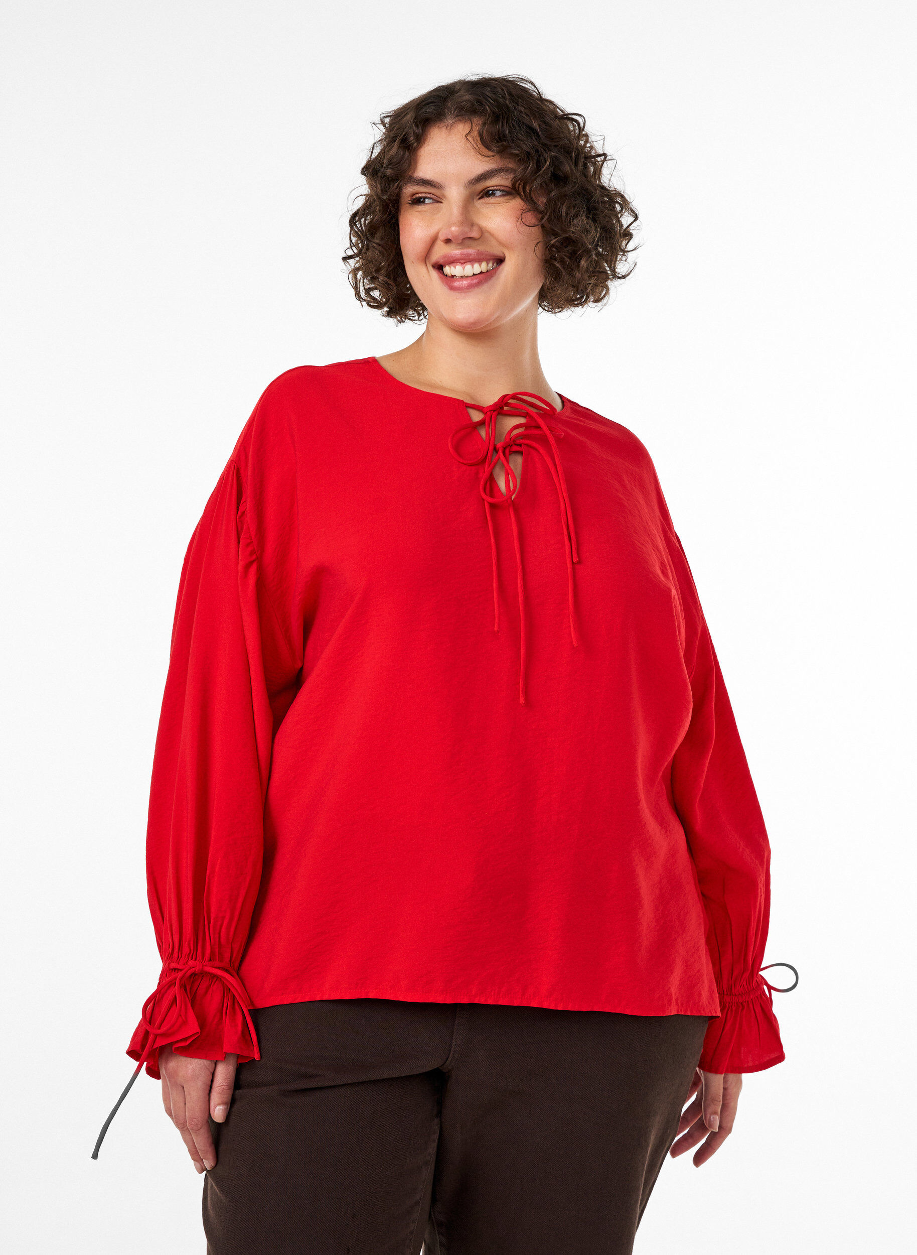 Viskosebluse med knyteb&aring;nd og volangdetaljer, R&oslash;d, Model