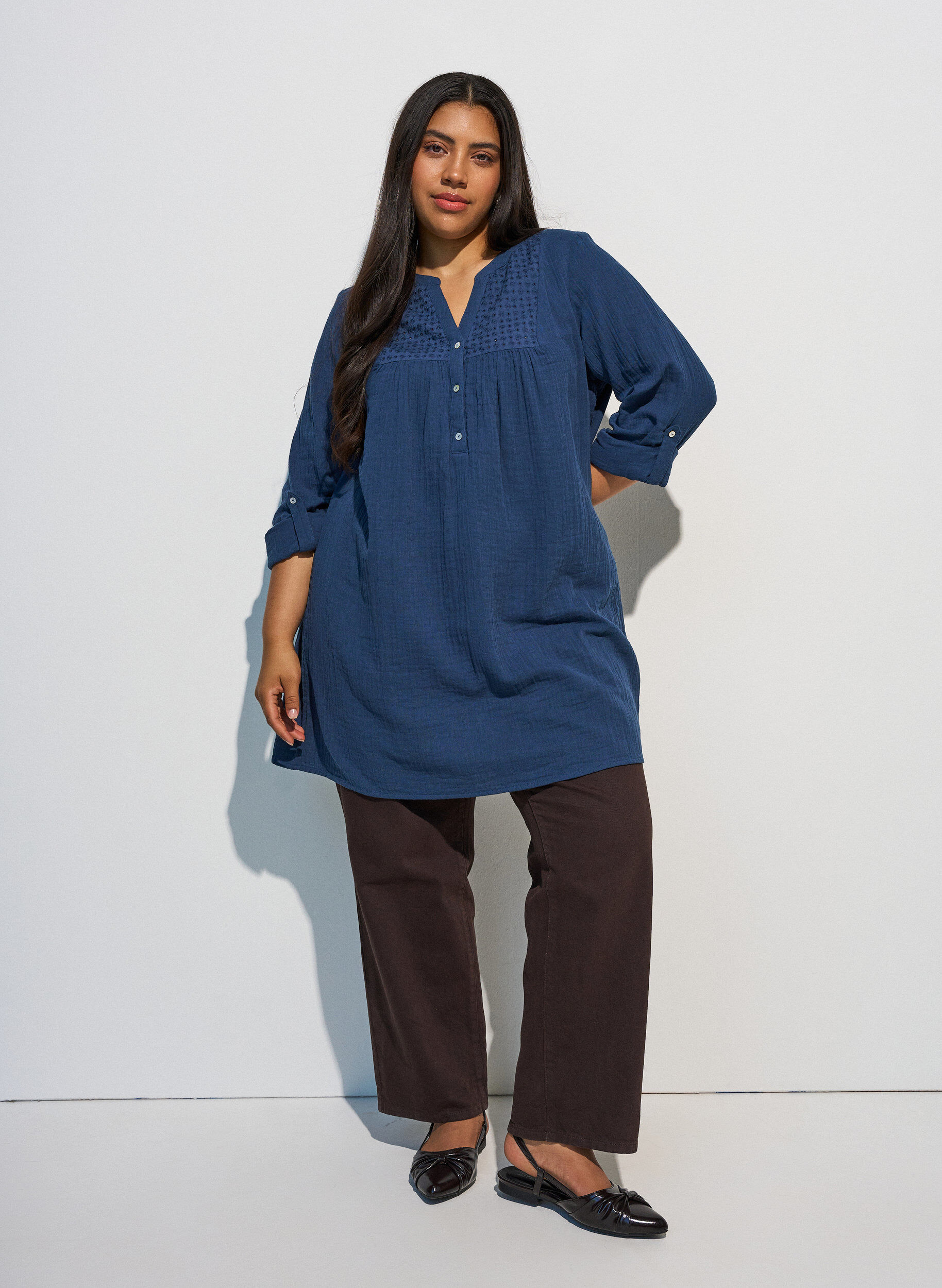 ZizziBomullsmuslin tunika med broderie anglaise, Bl&aring;, Model image number 1