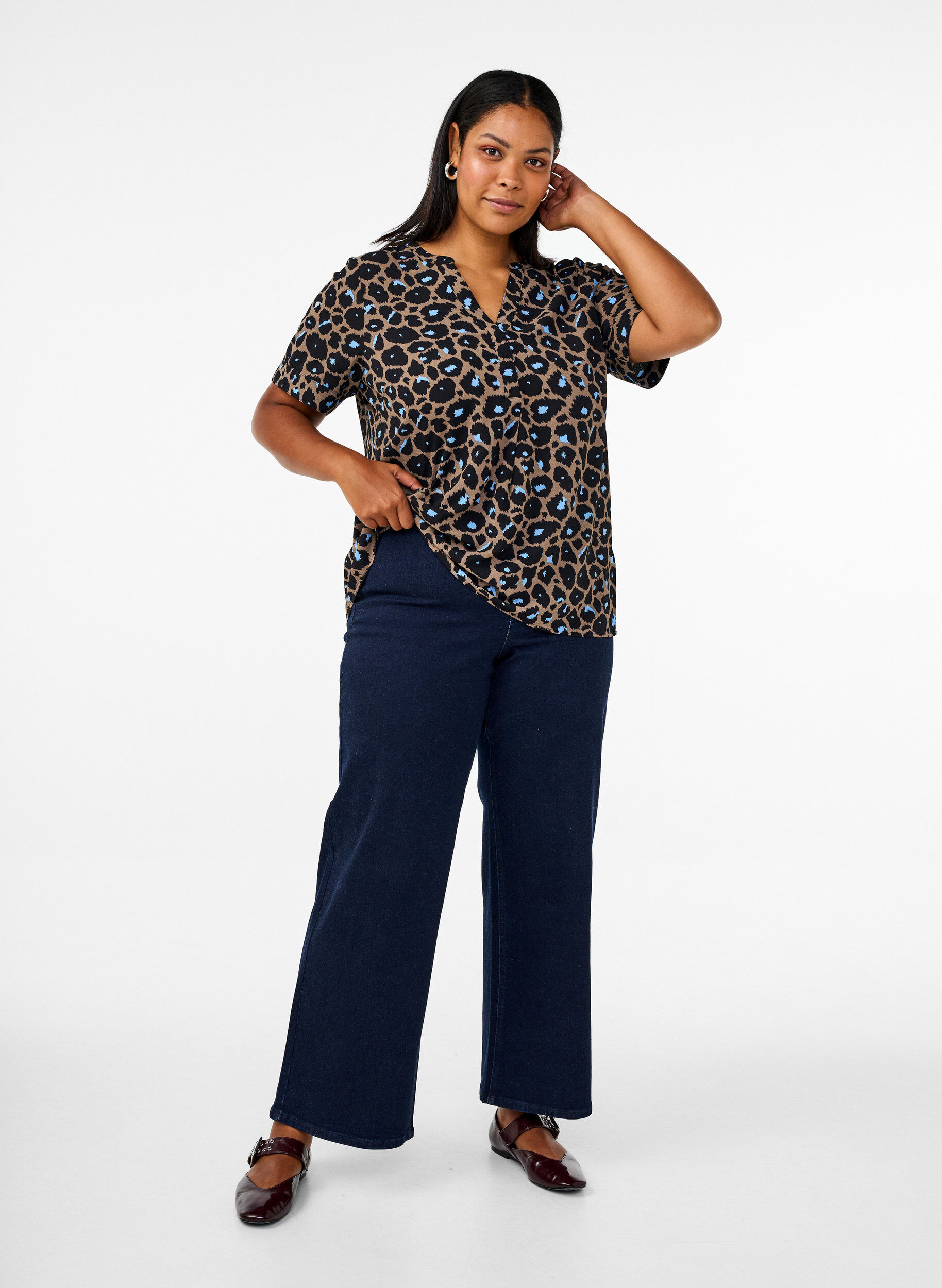 Zizzi Kortermet bluse med V-hals, Brun, Model image number 1