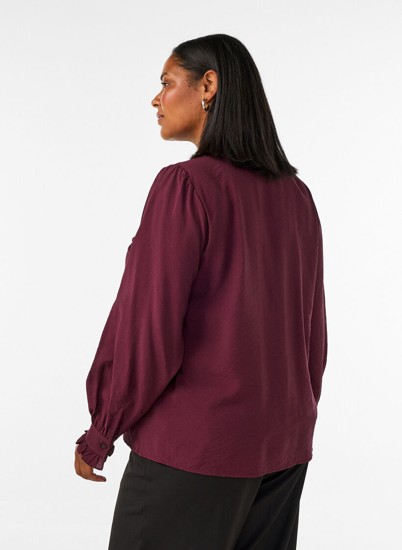 Skjortebluse med broderte blomsterapplikasjoner, R&oslash;d, Model image number 2