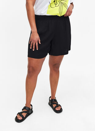Zizzi Shorts med løs passform i viskose, Black, Model image number 2