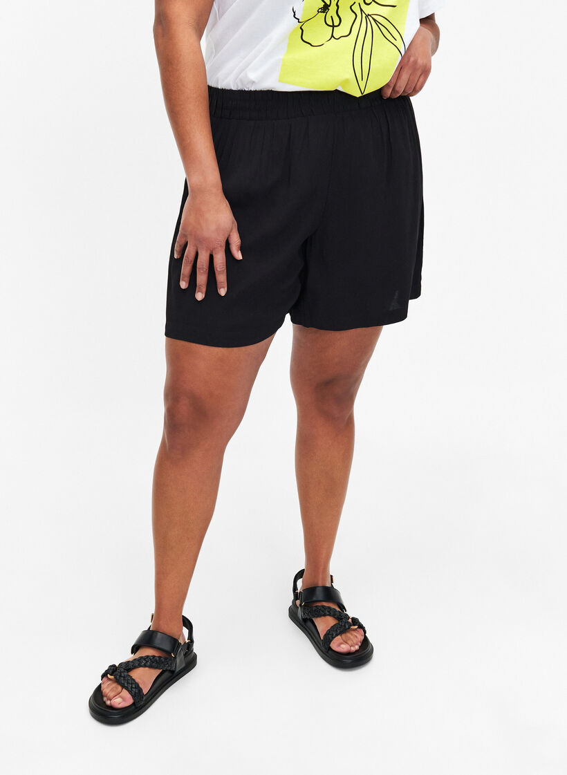 Shorts med løs passform i viskose, Black, Model image number 2