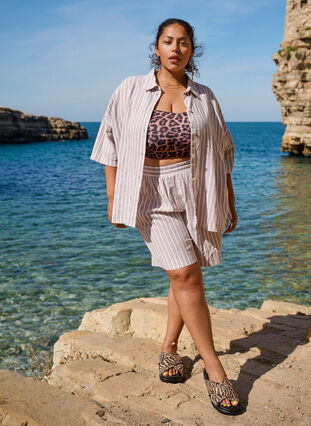 Zizzi Stripete shorts i lin og viskose, Beige, Image image number 0