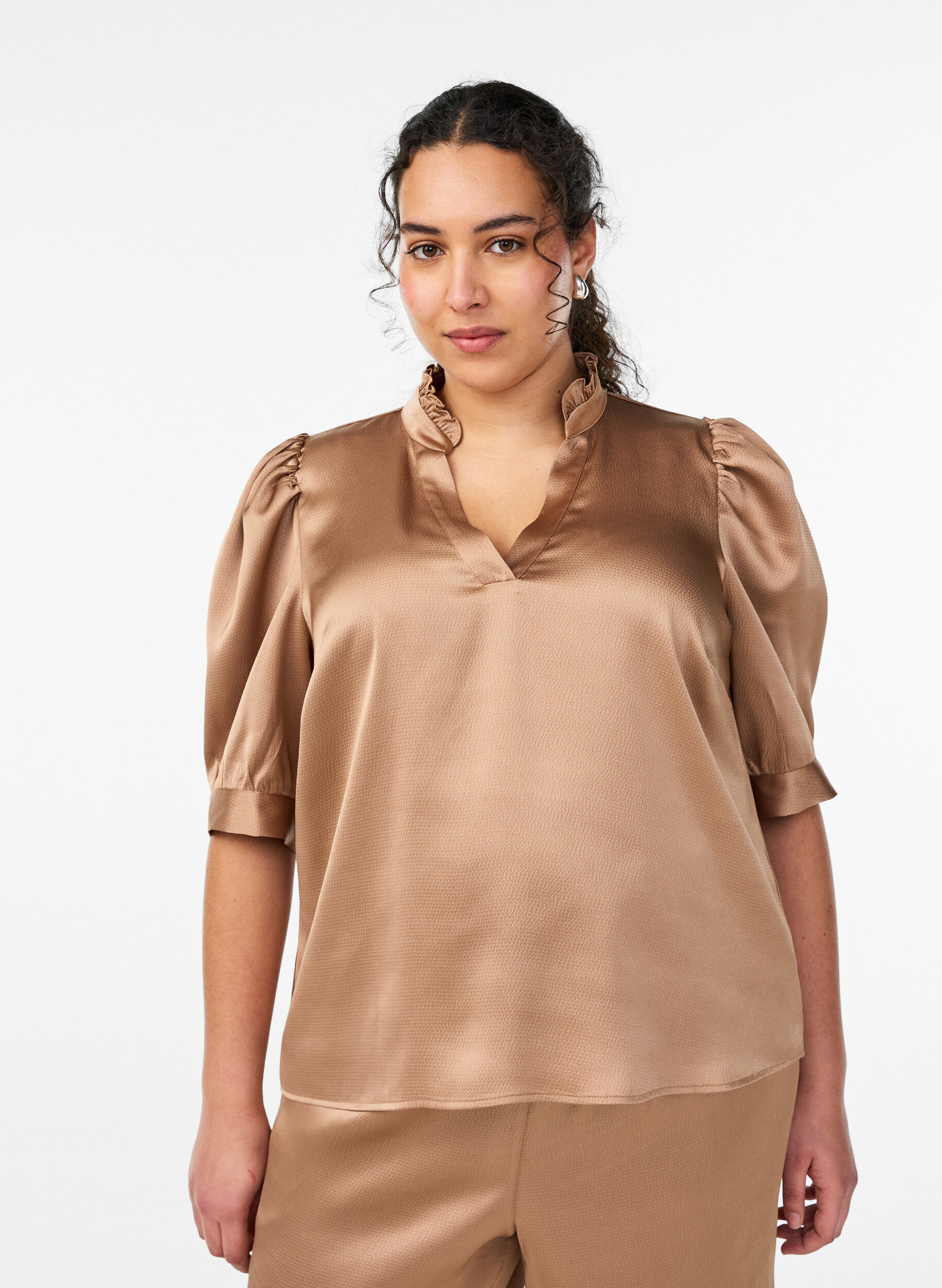 Bluse med satenglook, 1/2-ermer og volangkrage, Brun, Model