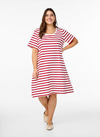 Stripete jerseykjole med korte ermer, Rød Stripete jerseykjole med korte ermer, Rød, Model