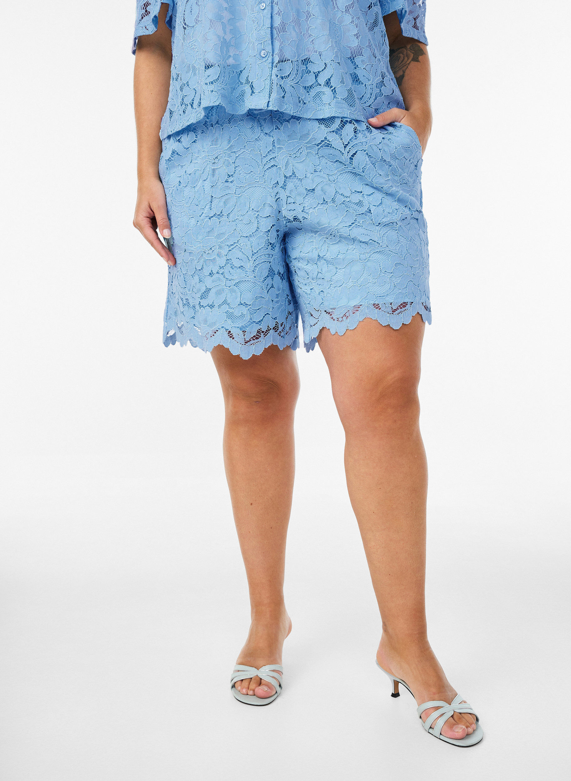 ZizziKortermet bluse med blonder og V-hals, Bl&aring;, Model image number 3