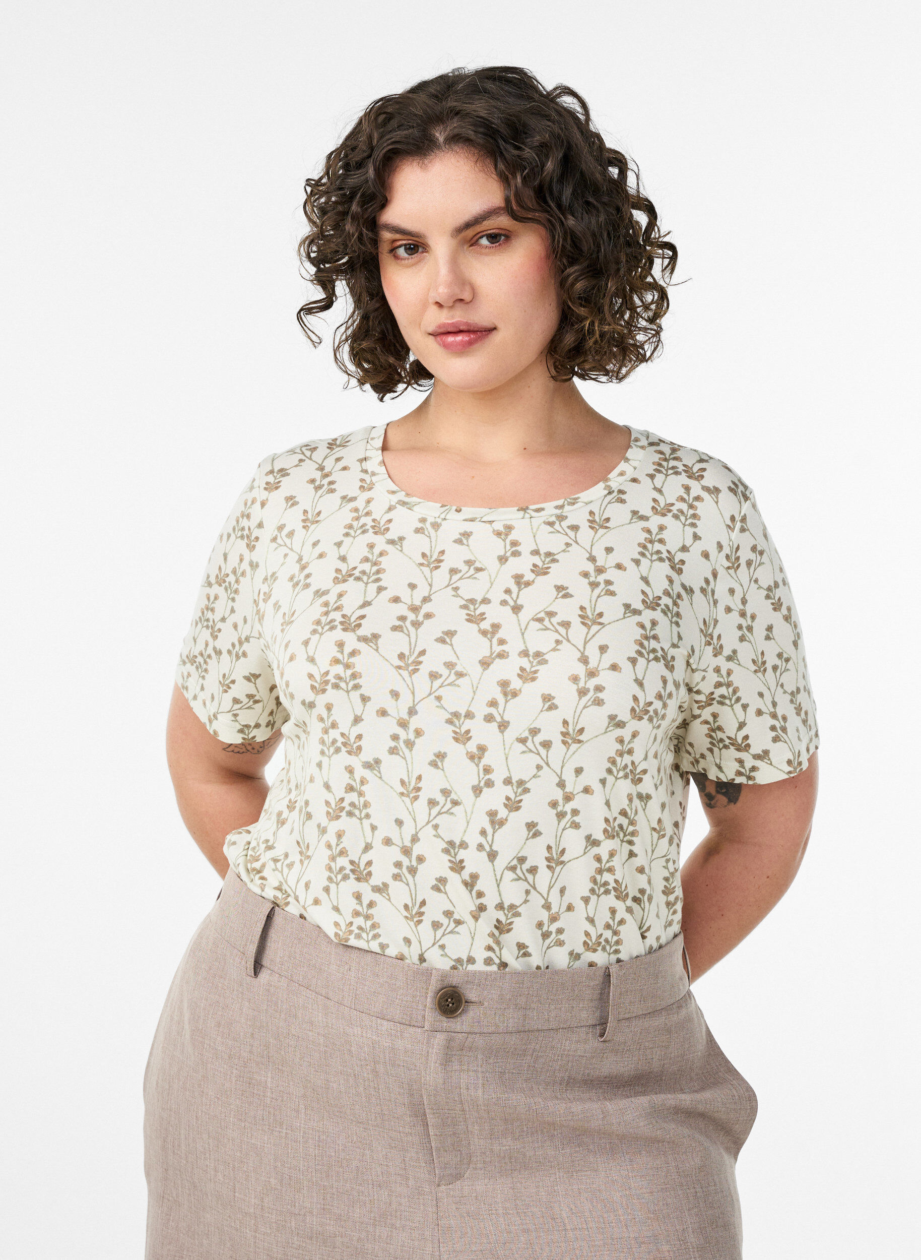 T-skjorte med blomstertrykk, Vanilje, Model