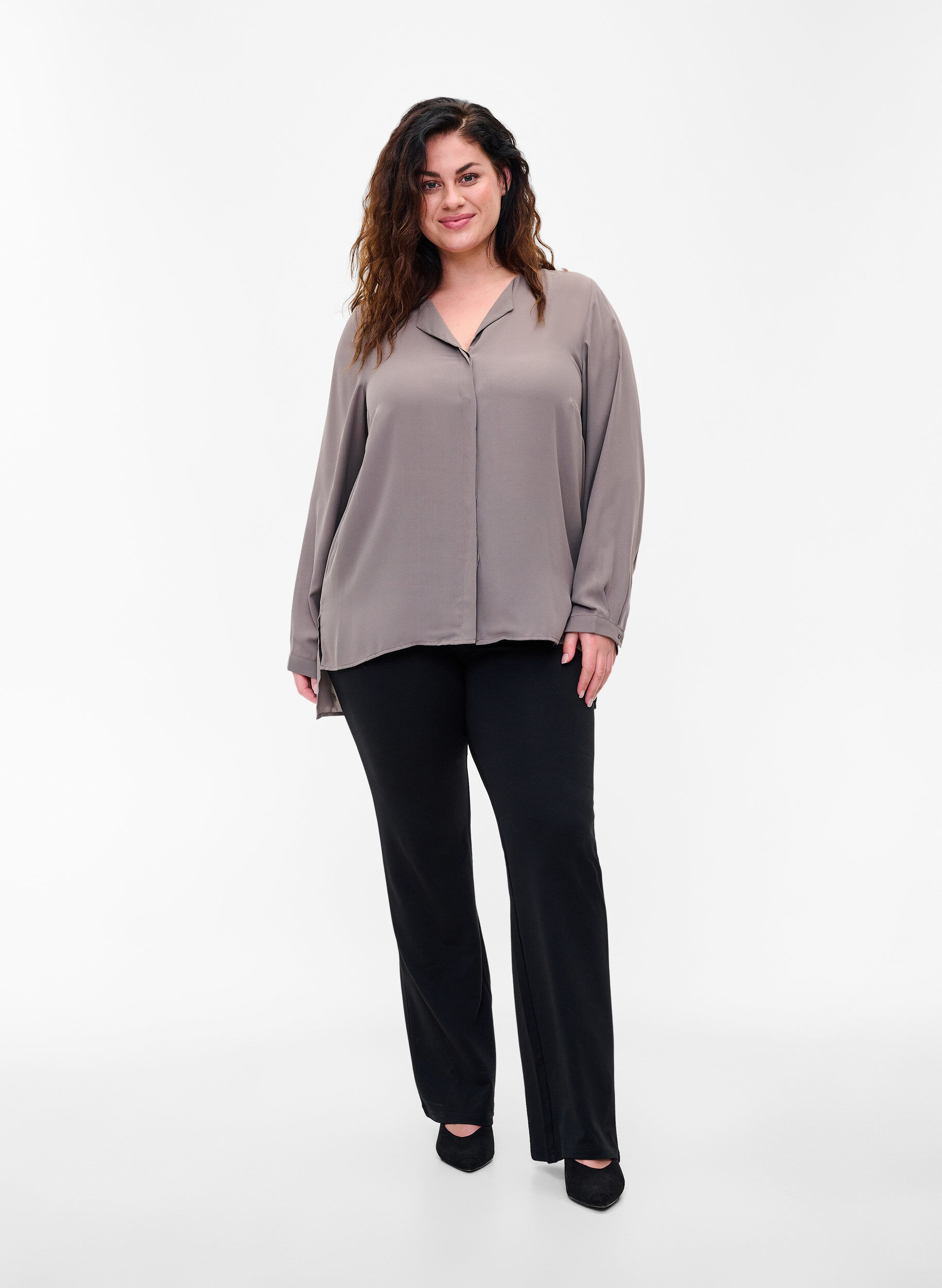 Zizzi Ensfarget skjorte med V-hals, Falcon, Model image number 2