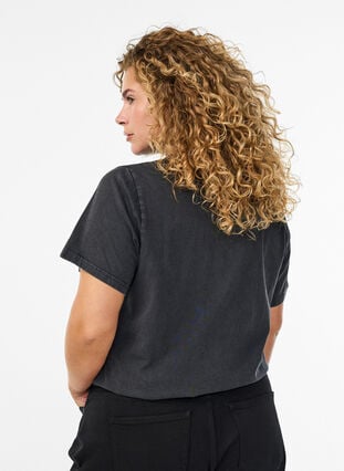 Zizzi T-skjorte med rhinesteiner og vasket look, Grå, Model image number 2