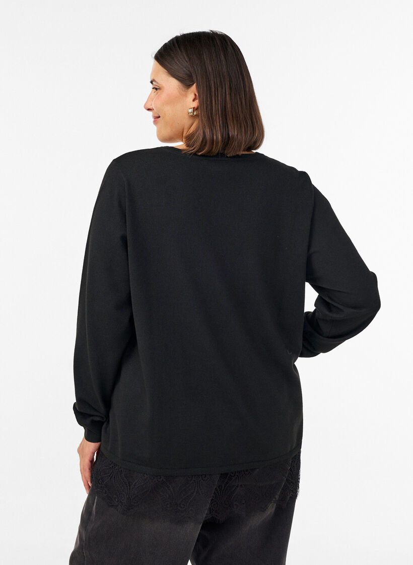Strikkebluse med V-hals og blondekant, Svart, Model image number 2