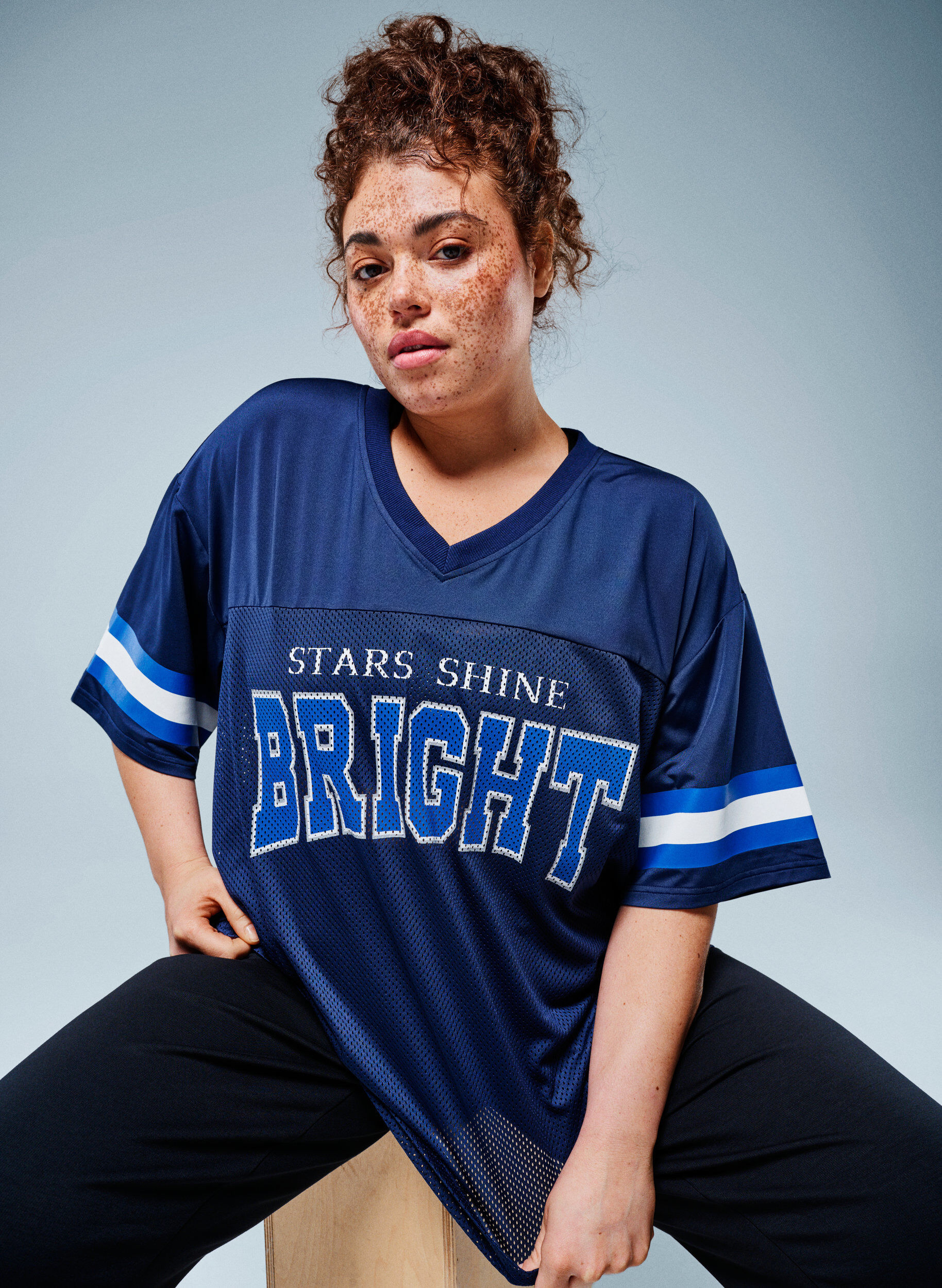 Trenings-t-skjorte med V-hals og trykk foran