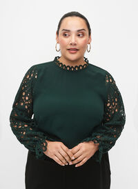 Bluse i viskose med crochet ermer, Scarab, Model