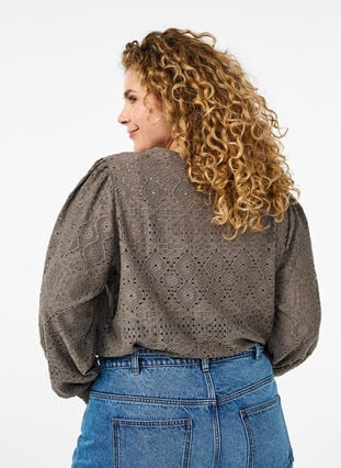 Zizzi Langermet bluse med et åpentsarbeidsmønster, Brun, Model image number 2