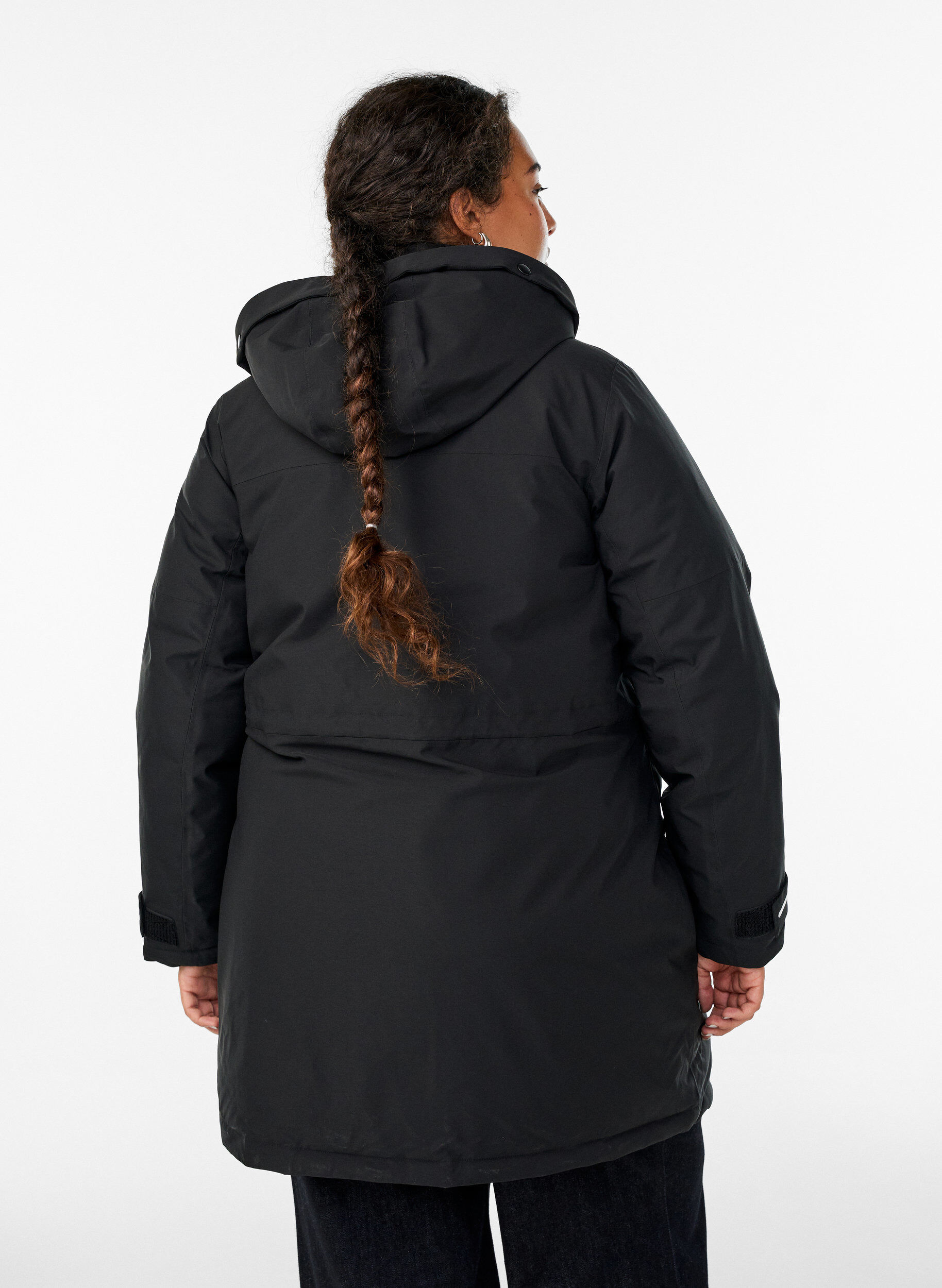 Zizzi Vannavst&oslash;tende parka med hette og funksjonelle detaljer, Svart, Model image number 2