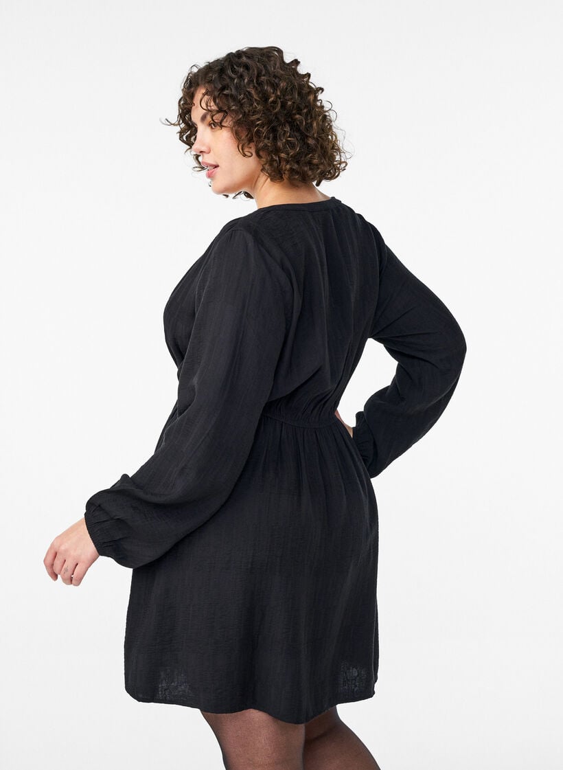 Kort teksturert kjole med omslagsstil, Svart, Model image number 2