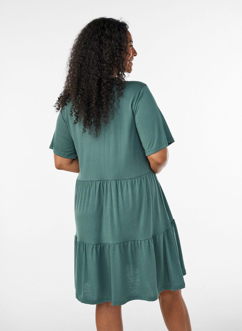 Jerseykjole med blondedetaljer og et lagdelt skj&oslash;rt, Gr&oslash;nn, Model image number 2