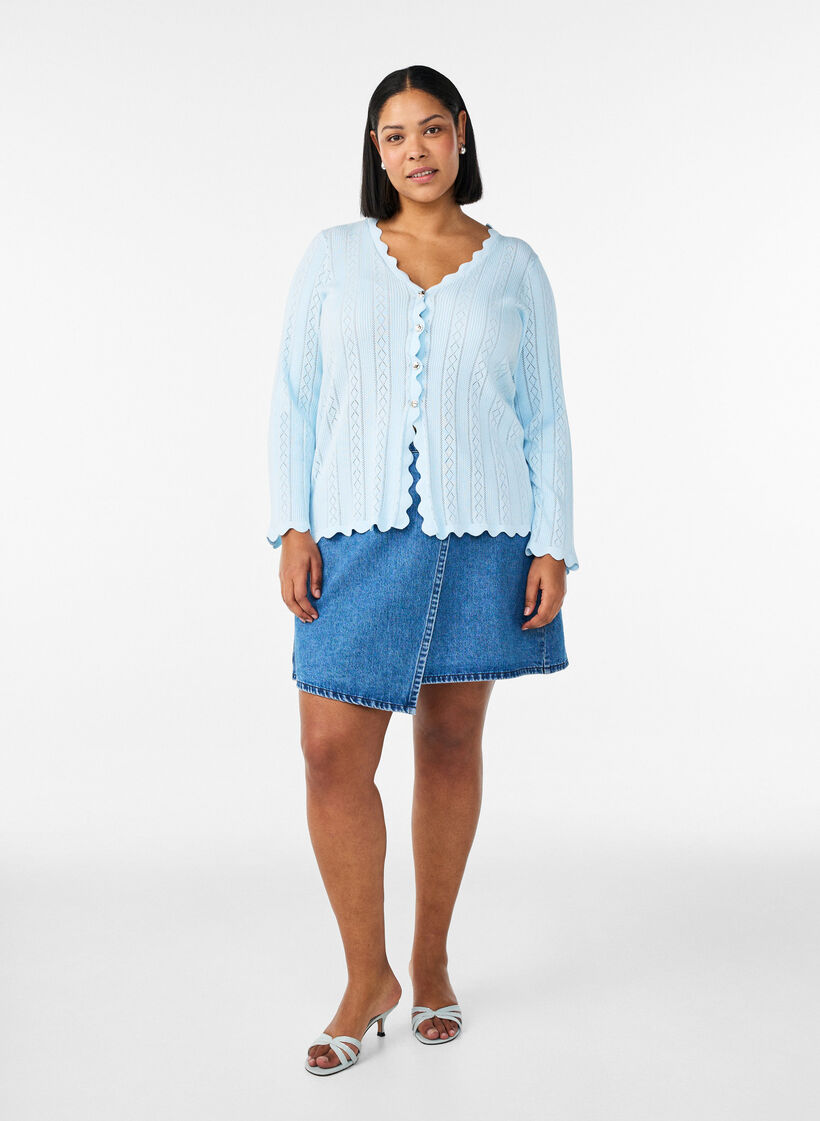Cardigan med hullbroderi og b&oslash;lgete kanter, Bl&aring;, Model image number 1