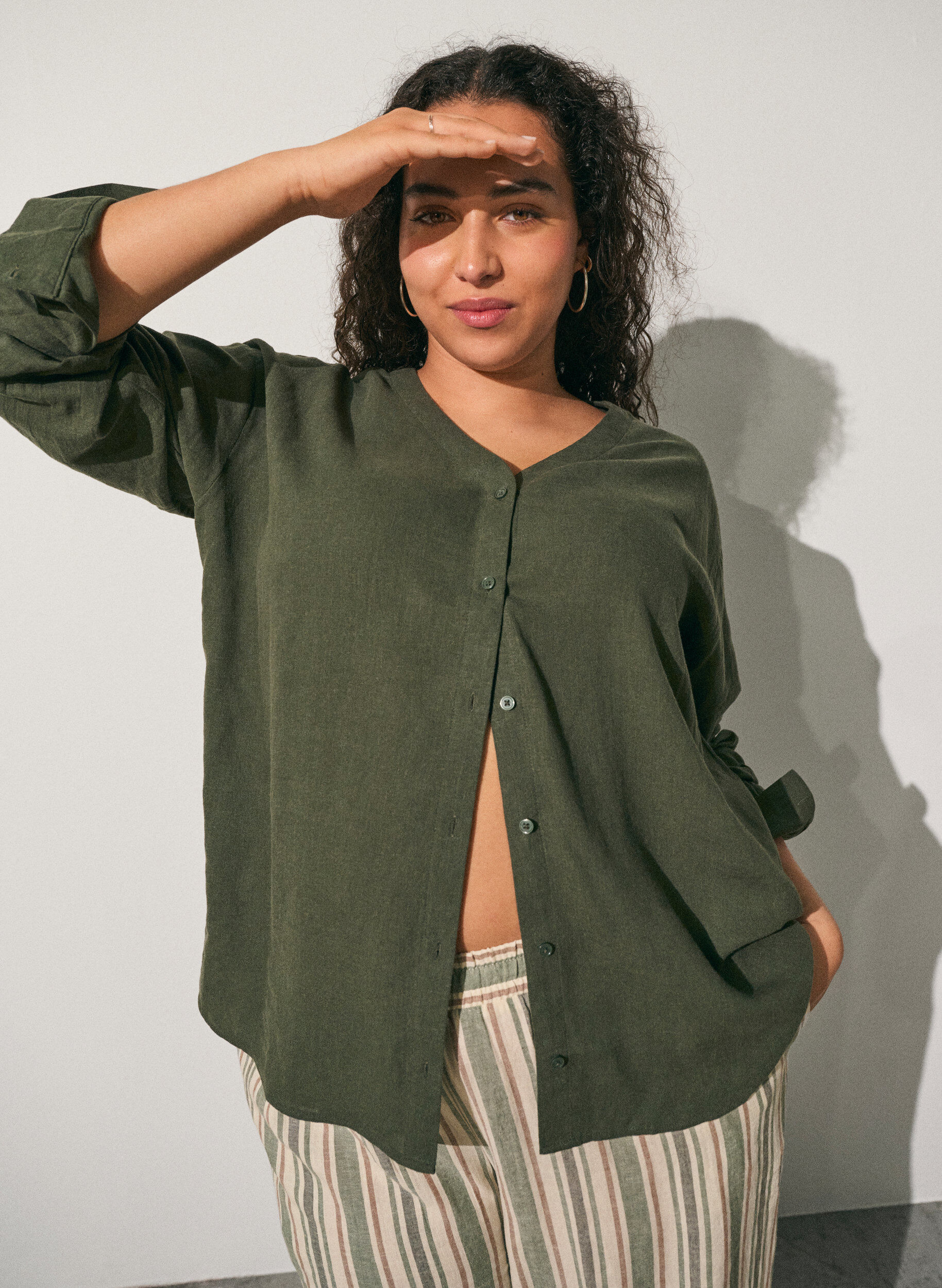 Bluse i lin og viskose med V-hals