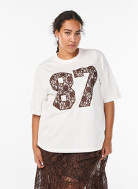 Bomulls t-skjorte med blondedetalj foran, Hvit Bomulls t-skjorte med blondedetalj foran, Hvit, Model
