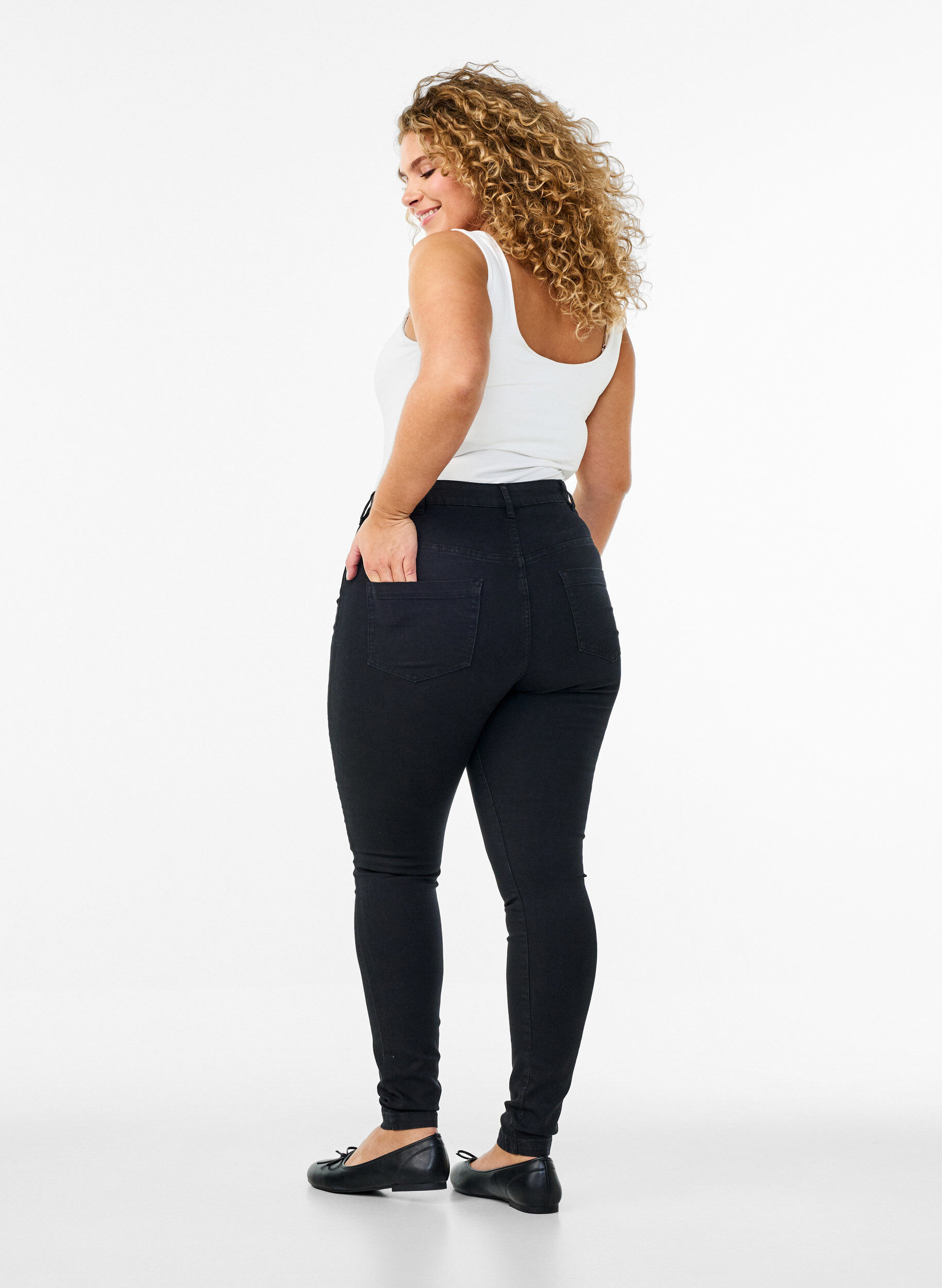 Zizzi Super slim Amy jeans med h&oslash;yt liv, Svart, Model image number 1