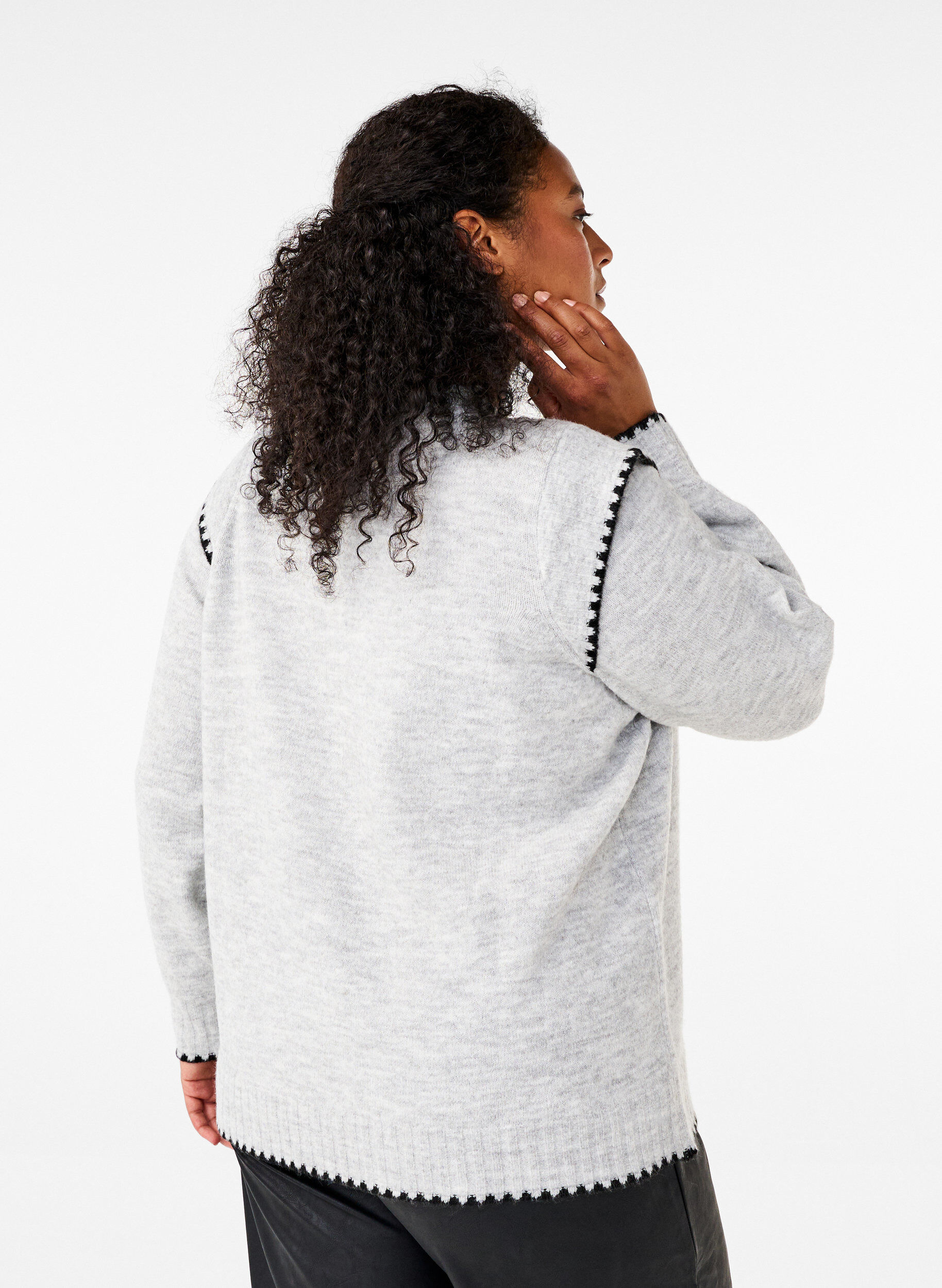 Zizzi Strikket bluse med kontrastfargede s&oslash;mmer, LGM Black Edges, Model image number 1