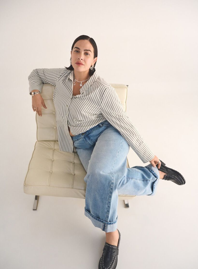 Stribet skjorte med jeans, , Model