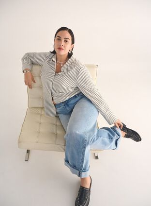 Zizzi Stribet skjorte med jeans, , Model