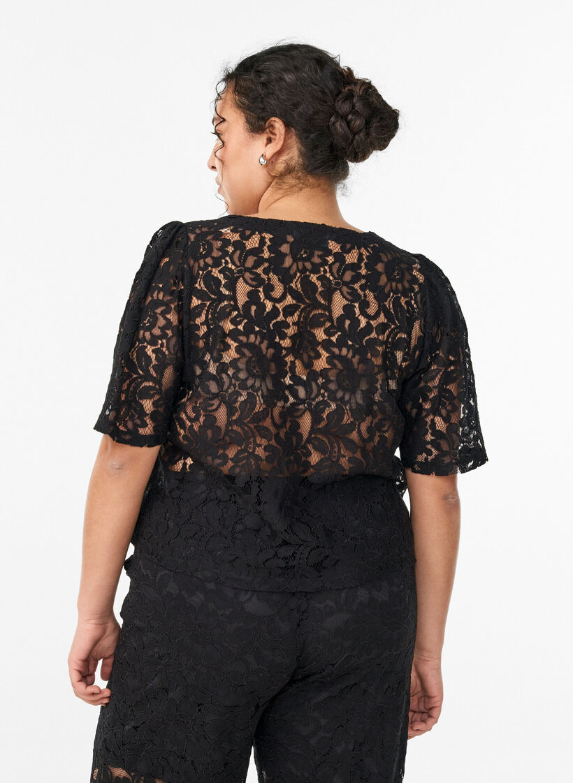 Kortermet bluse med blonder og V-hals, Svart, Model image number 2