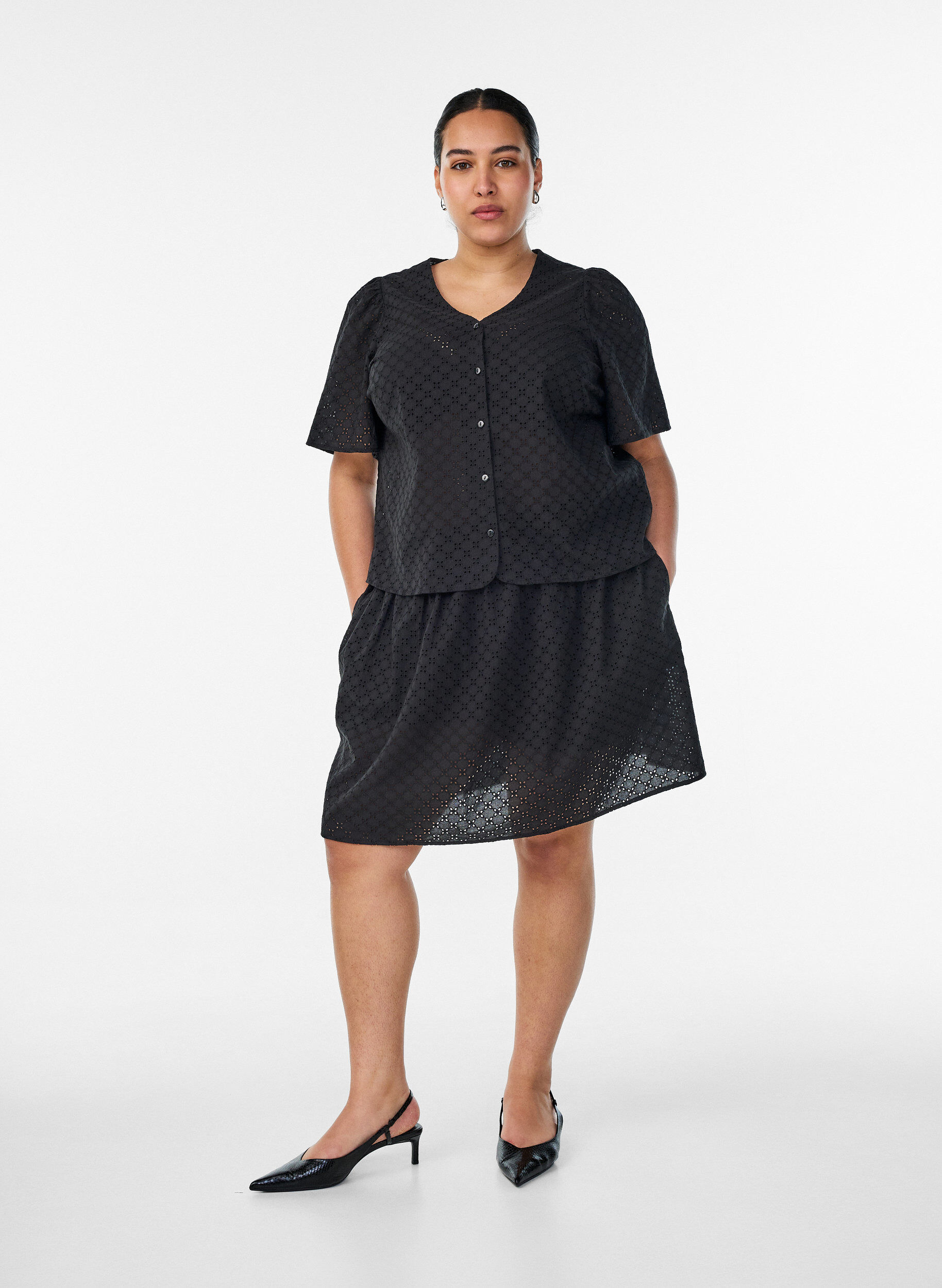 Kort skj&oslash;rt med broderie anglaise og elastisk midje, Svart, Model