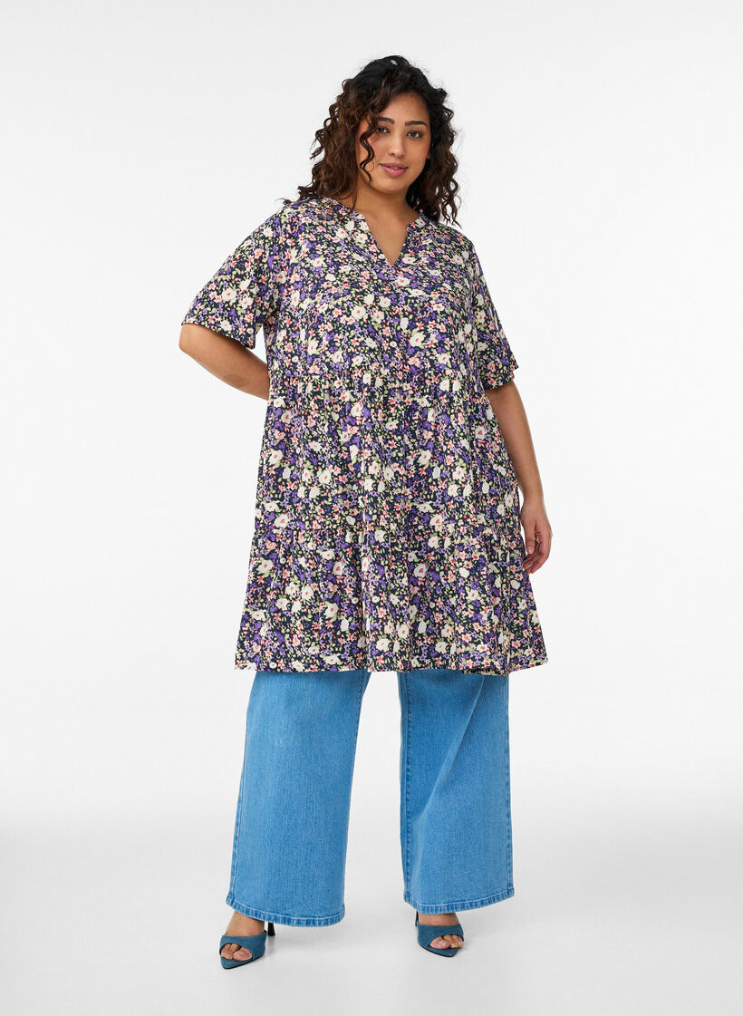 Kortermet kjole med A-linje og kuttlinjer, Lilla, Model image number 1