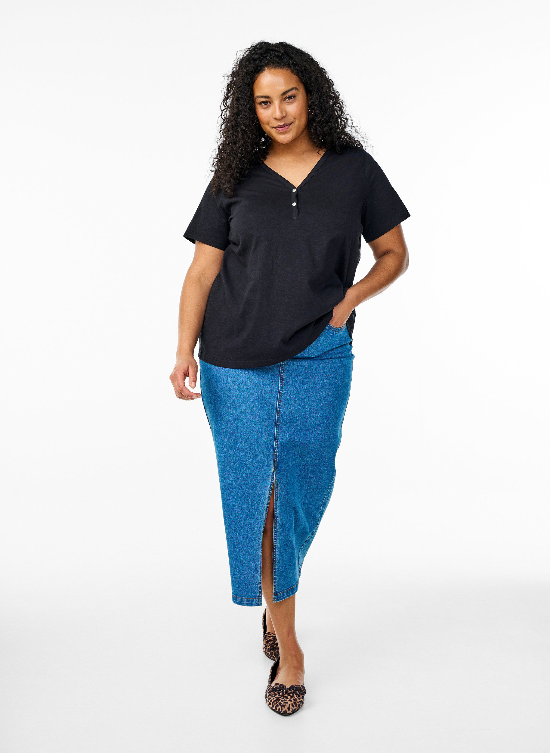 Zizzi T-skjorte med knappdetalj, Svart, Model image number 1