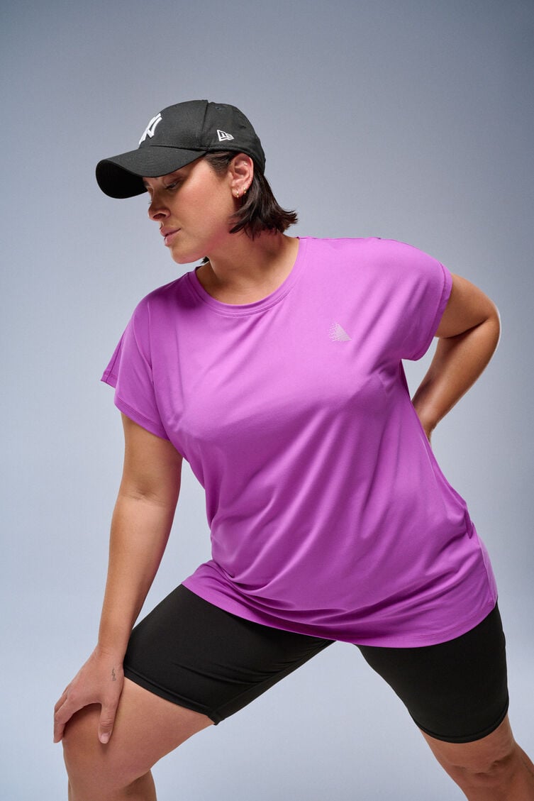 Sports-t-skjorte i lilla, , Model
