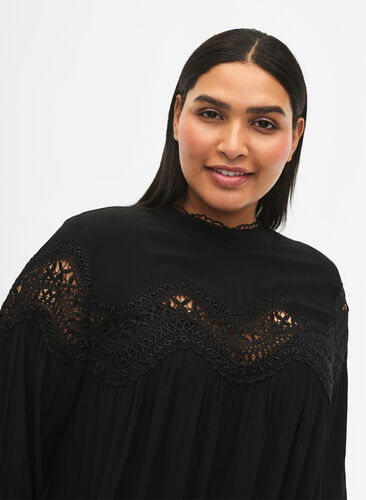 Kjole i viskose med broderte detaljer, Black, Model image number 2
