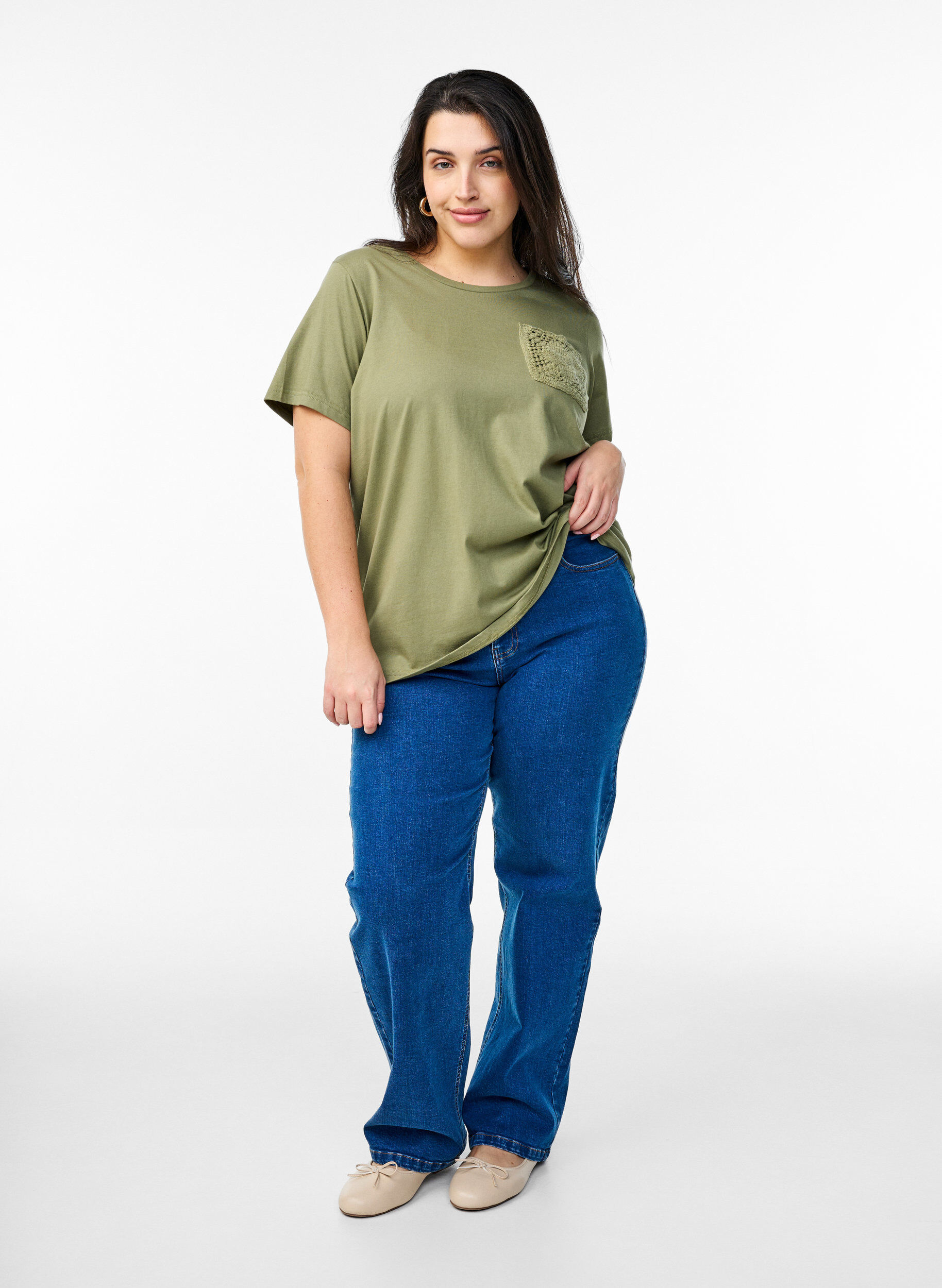 Zizzi T-skjorte i organisk bomull med brystlomme, Gr&oslash;nn, Model image number 1