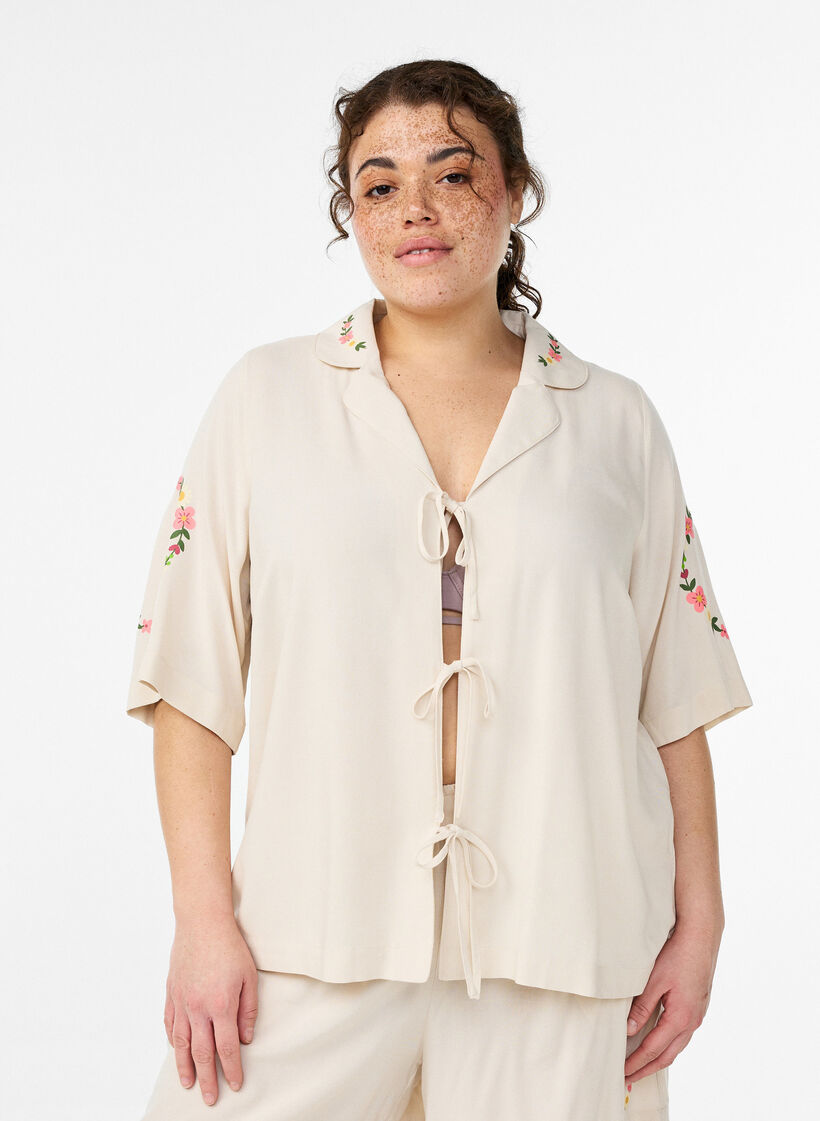 Pyjamatopp i viskose med knyting og blomstertrykk, Beige, Model image number 0