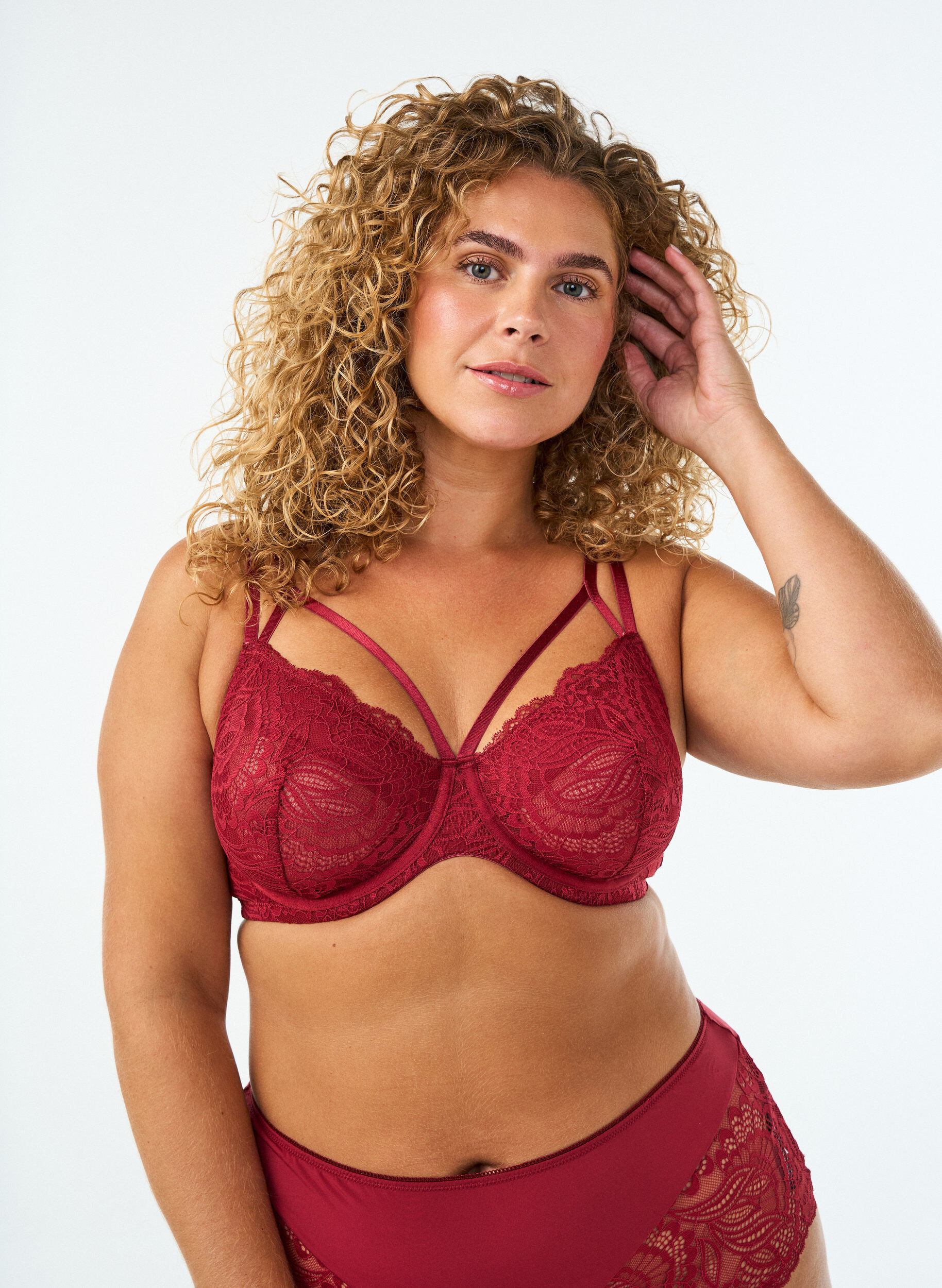 Heldekkende BH med blonder og doble stropper, Svart, Model
