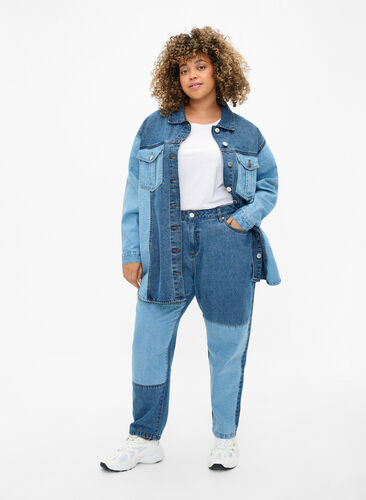 Mille mom fit-jeans med colorblock og høy midje, Light Blue Denim, Model image number 0