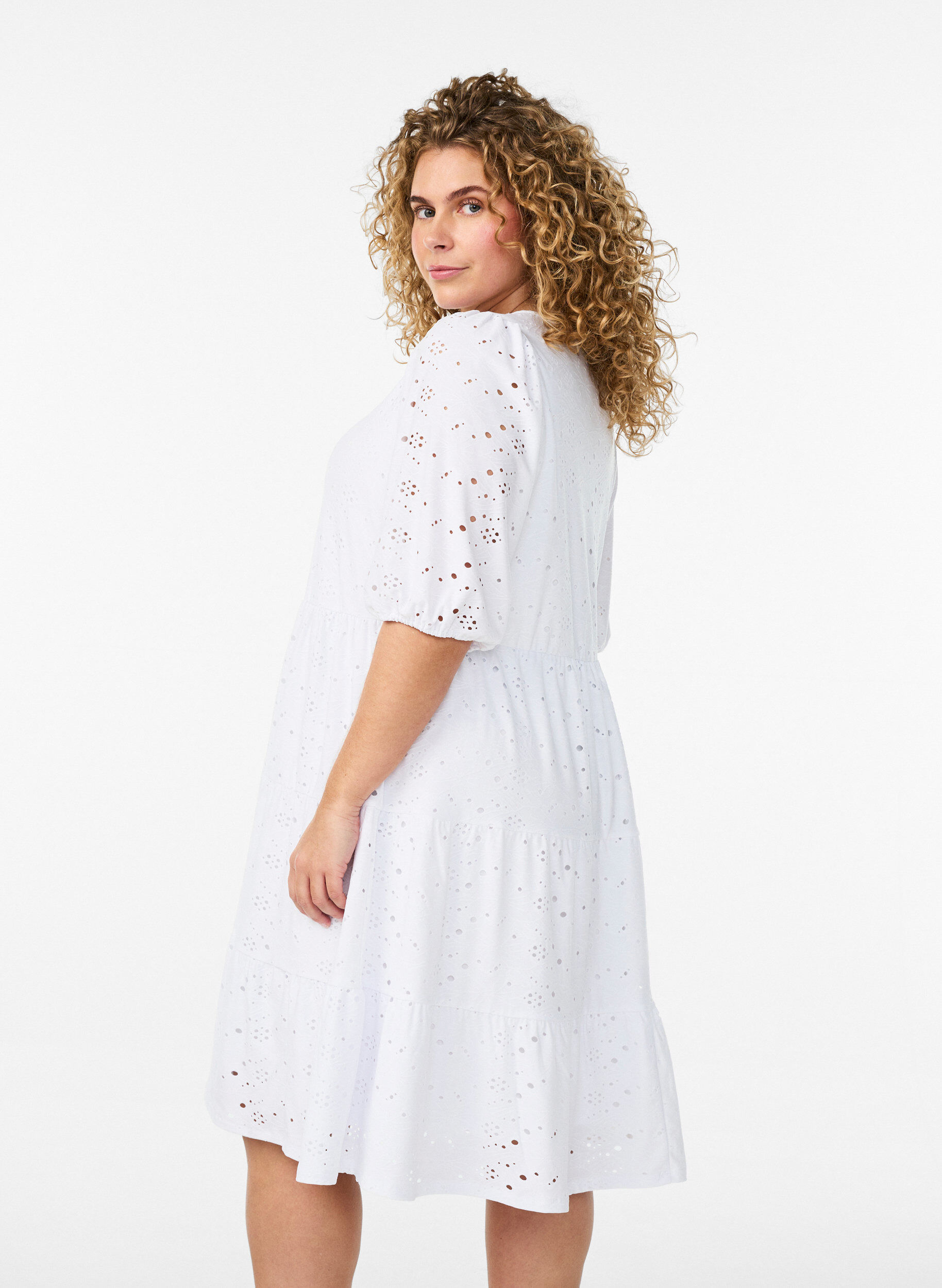 Zizzi Broderie anglaise kjole med V-hals og 1/2 ermer, Hvit, Model image number 2