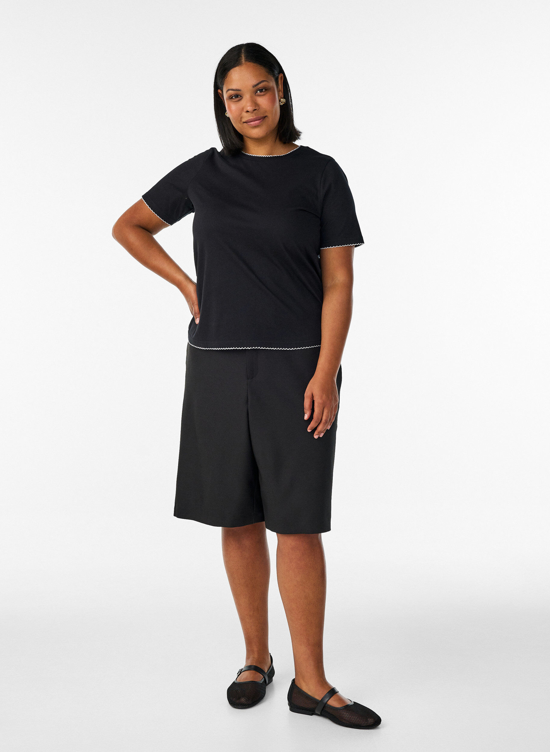 ZizziBomulls T-skjorte med b&oslash;lgete kontrasterende kanter, Svart, Model image number 1