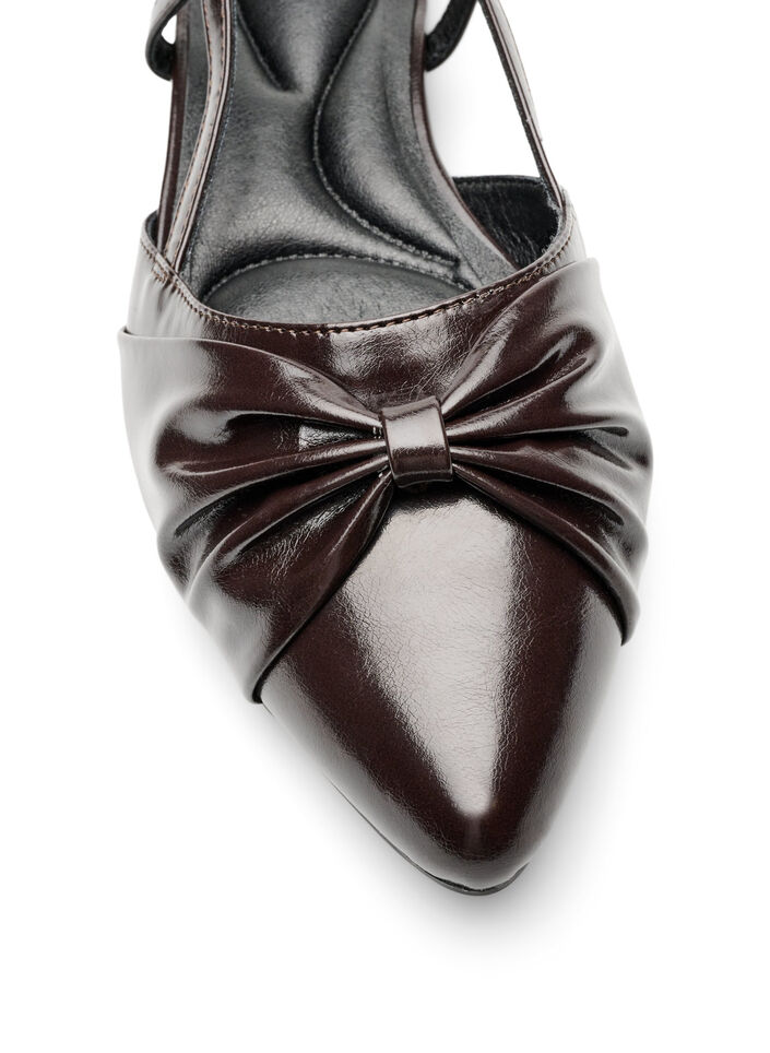 Slingback med sl&oslash;yfedetaljer og lakk look, Brun, Packshot image number 3