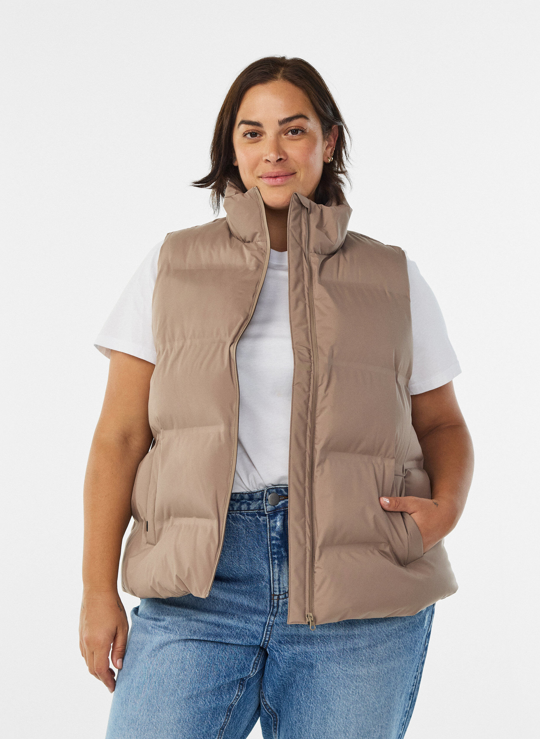 Kort puffvest med h&oslash;y krage, Brun, Model