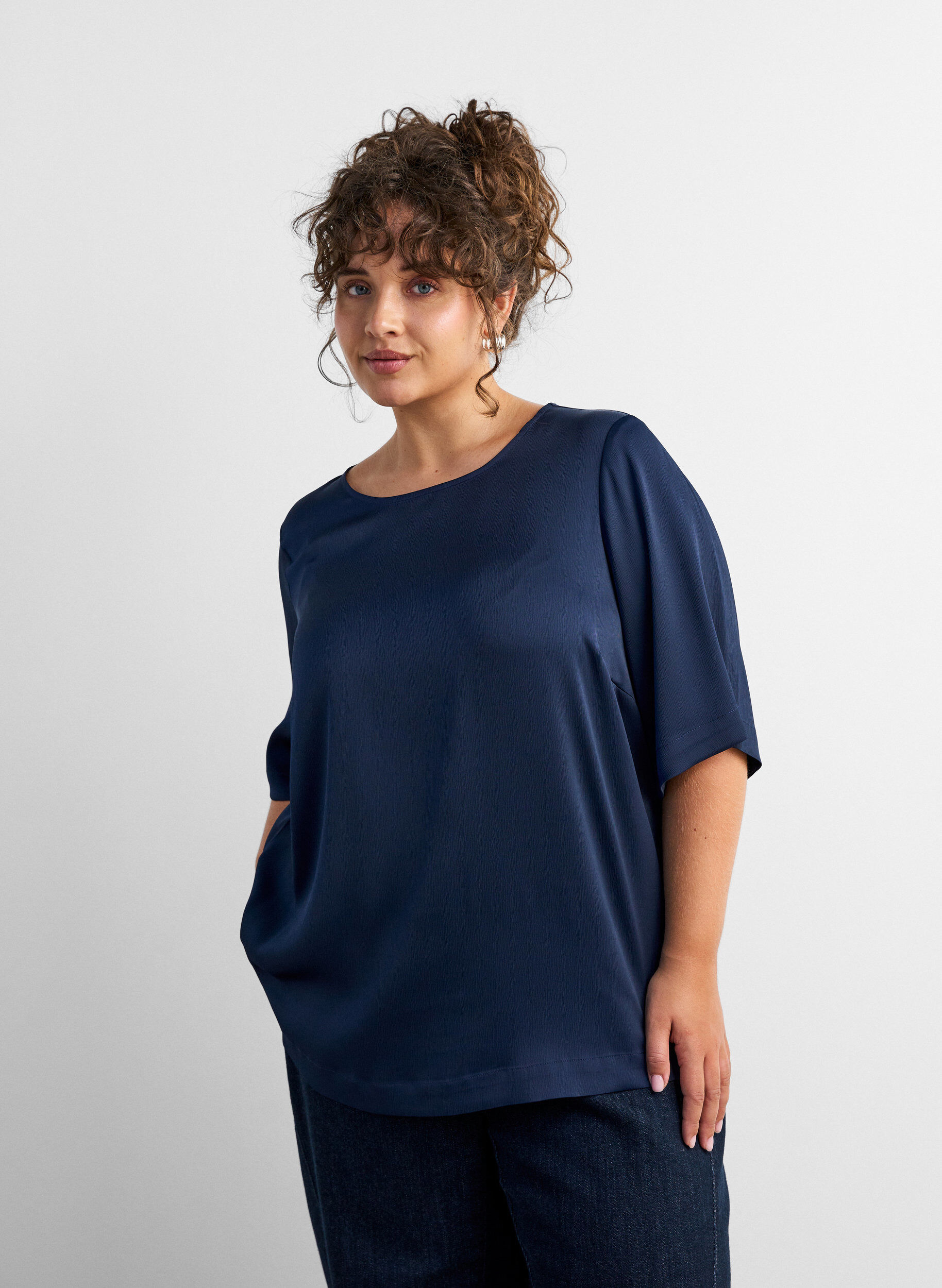 ZizziSatengbluse med albuelange ermer, Bl&aring;, Model image number 0