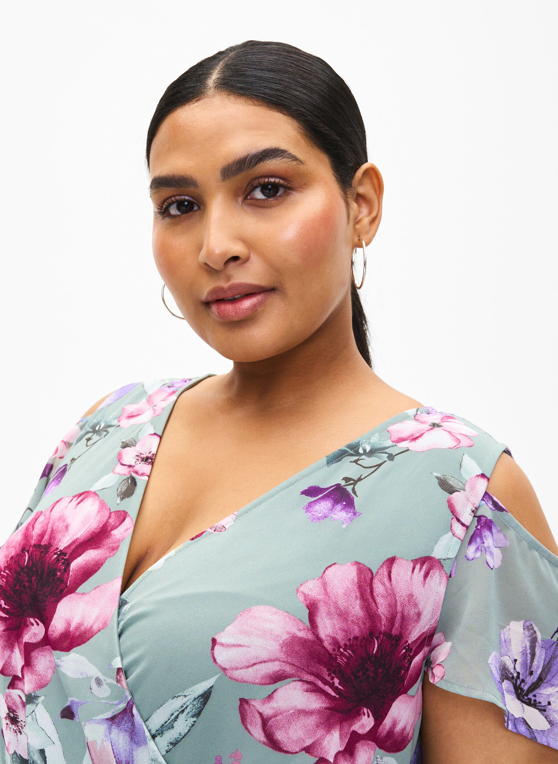 Zizzi Blomstret maxikjole med skulderdetaljer, Chinois Green AOP, Model image number 3