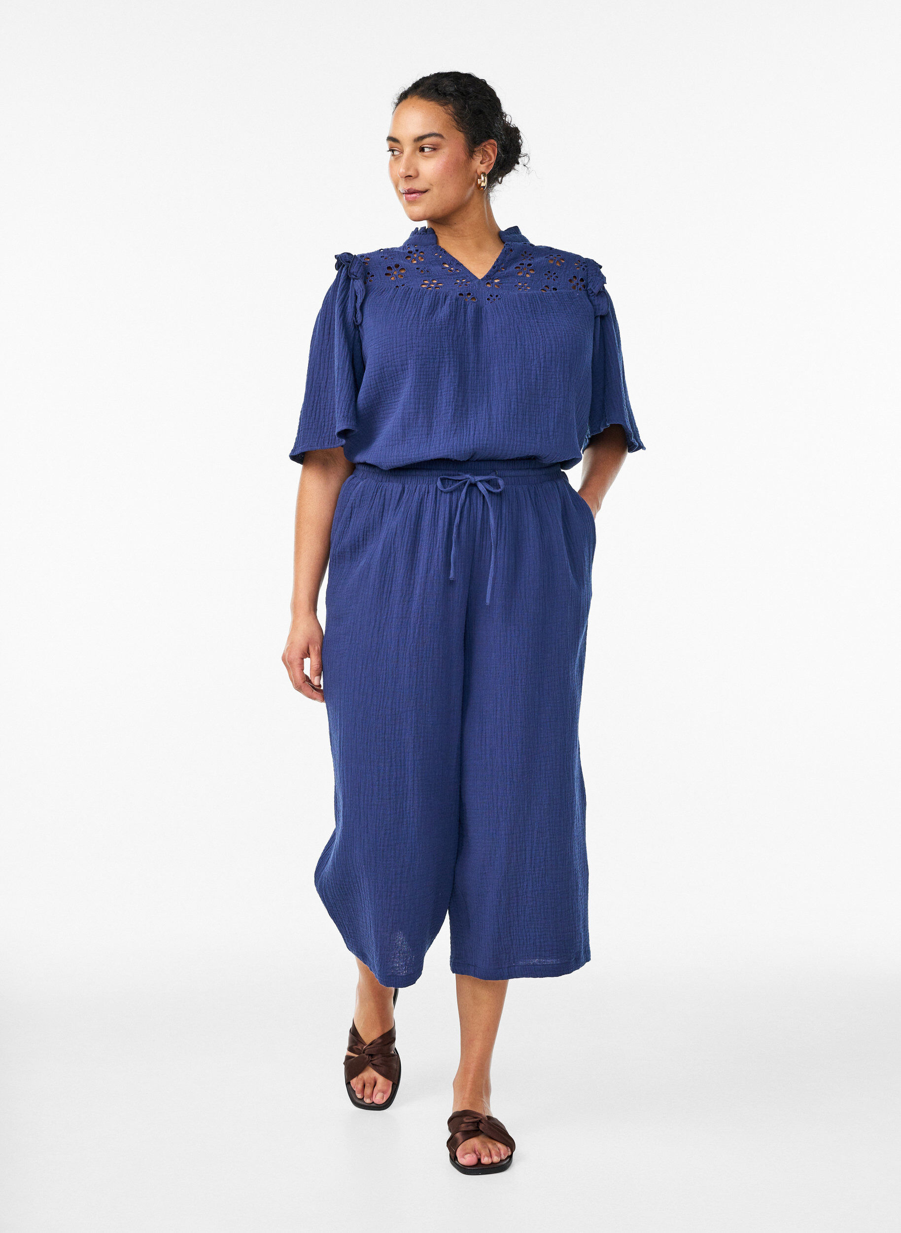 ZizziBluse i bomullsmusselin med broderie anglaise og 1/2 ermer, Bl&aring;, Model image number 1