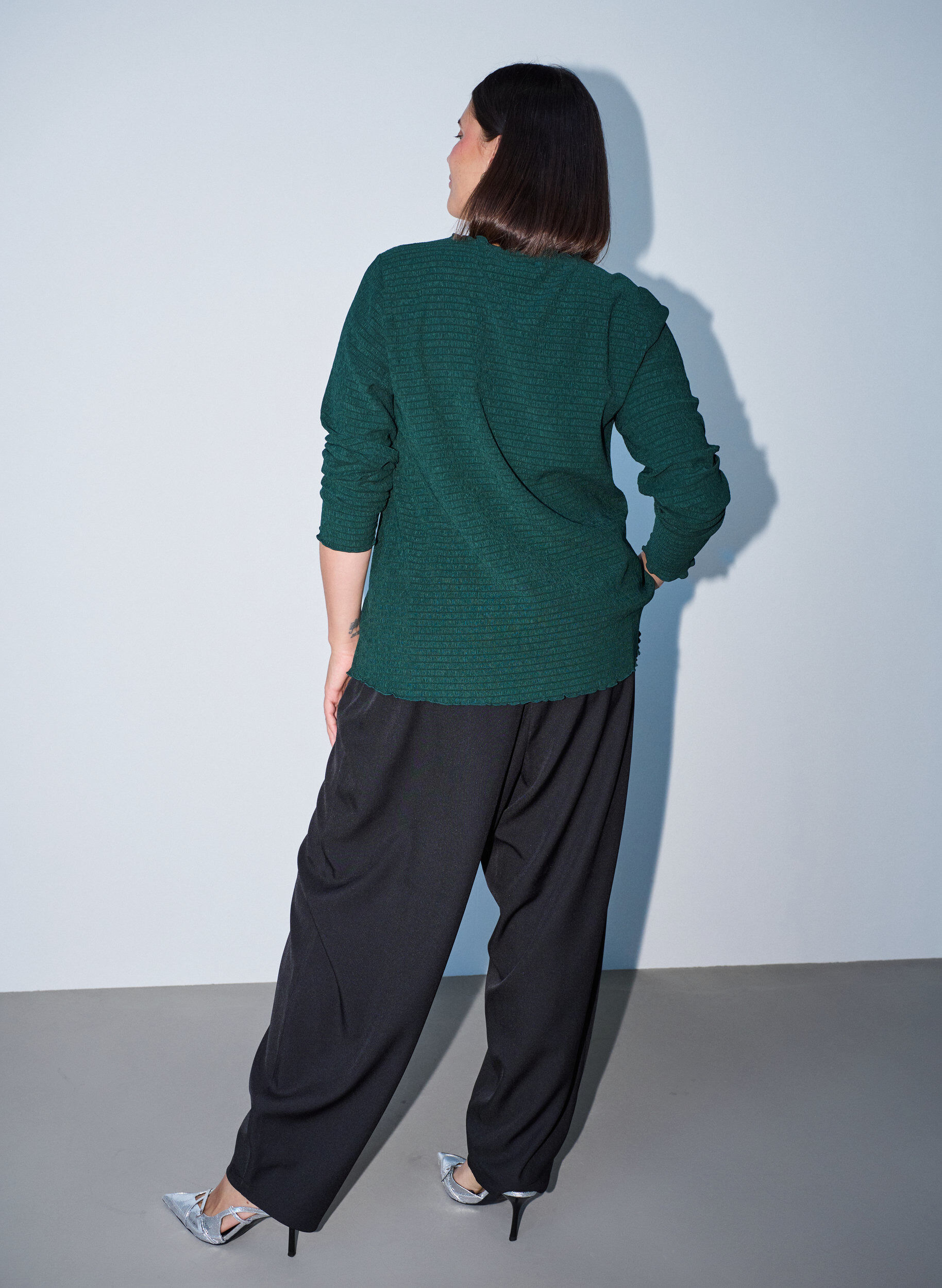 ZizziStrukturert bluse med b&oslash;lgede kanter, Gr&oslash;nn, Model image number 2