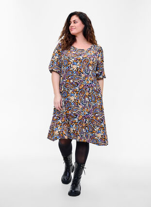 Kortermet viskosekjole med paisleymønster, Black G. Sky Paisley, Model image number 2