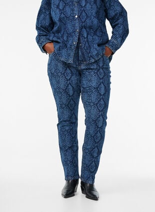 Zizzi Emily jeans med dyretrykk, Denim Snake AOP, Model image number 2
