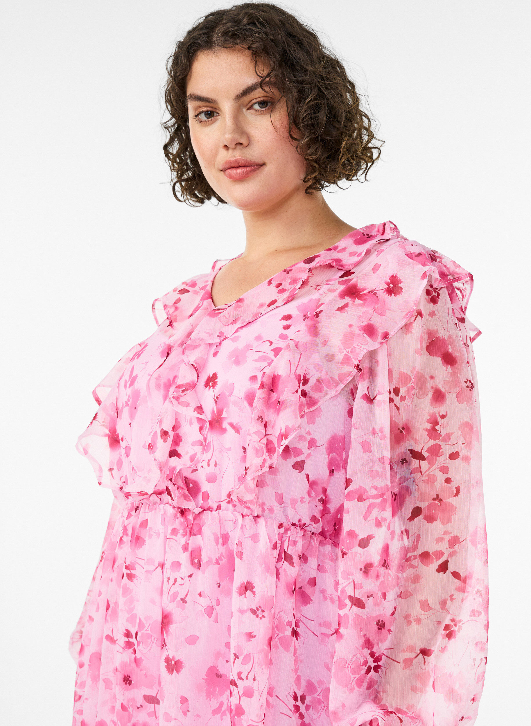 ZizziChiffonkjole med blomsterprint, volanger og lange ermer, Rosa, Model image number 2
